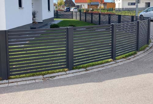 Zaun pulverbeschichtet in einer Kurve