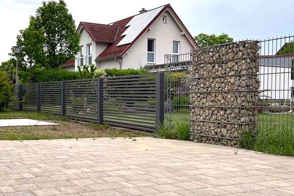Pflege Beispiel Aluminiumzaun mit Gabione