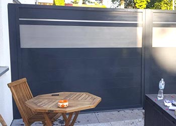 Sitzecke mit Sichtschutz aus Aluminium
