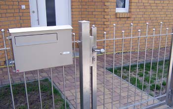 Zaunpflege auch für Klingel und Briefkasten