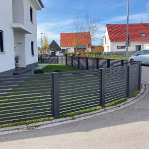 Aluzaun mit Querlatten in Kurve