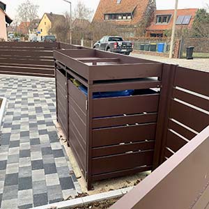 Zaun mit Querlatten und Müllbox