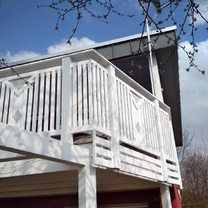 Terrassengeländer mit weisser Holzoptik