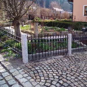 Moderner Zaun aus Schmiedeeisen
