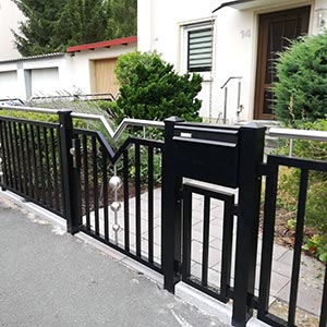 Moderner Gartenzaun aus Metall mit Edelstahlelementen