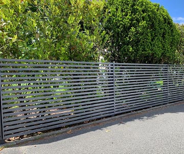 Aluminiumzaun mit Querlatten