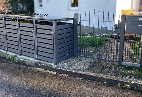 Zaun mit Müllbox und Briefkasten in Oberasbach
