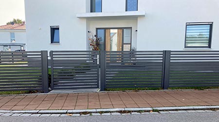 Zaun mit schmaler Querlatte in Neuendettelsau